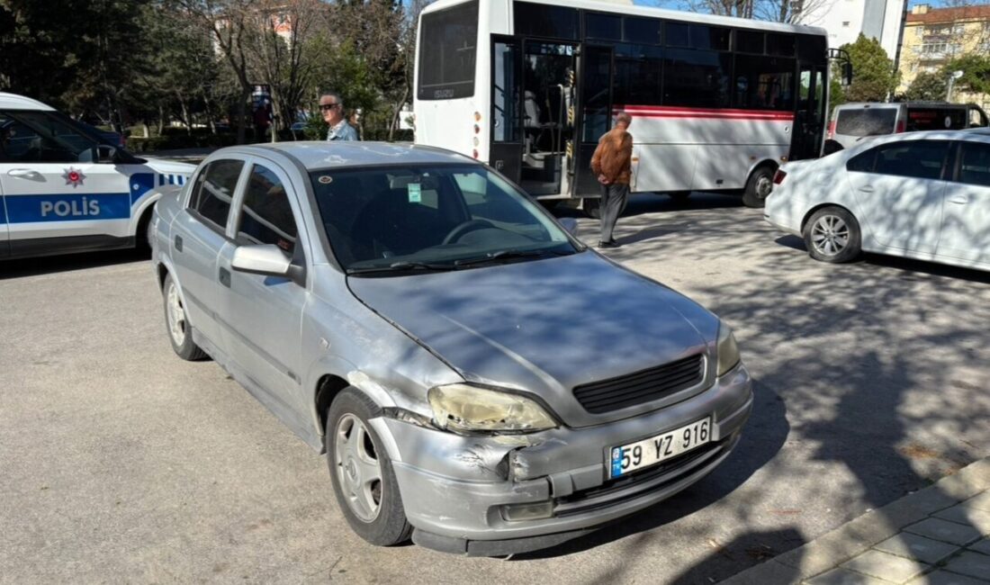 Edirne’de, şehir içinde seyreden bir yolcu minibüsü ile bir otomobilin