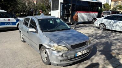Edirne’de, şehir içinde seyreden bir yolcu minibüsü ile bir otomobilin