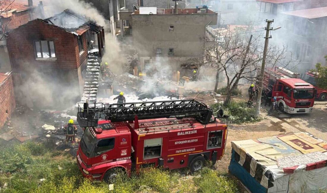 Balıkesir’in Edremit ilçesinde bir evde çıkan yangın, çöp ve hurda
