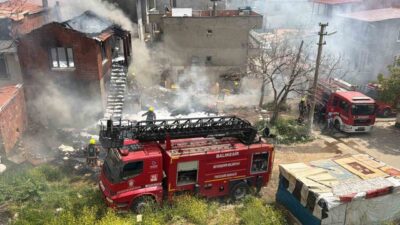 Balıkesir’in Edremit ilçesinde bir evde çıkan yangın, çöp ve hurda