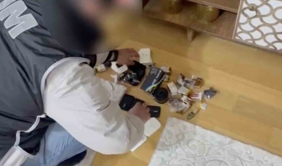 Sakarya ve İstanbul merkezli düzenlenen operasyonda, sürücü kursu e-sınavlarında kopya