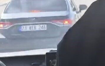 Elazığ’da seyir halindeki bir yolcu minibüsünü sıkıştırmaya çalışan otomobil, bir