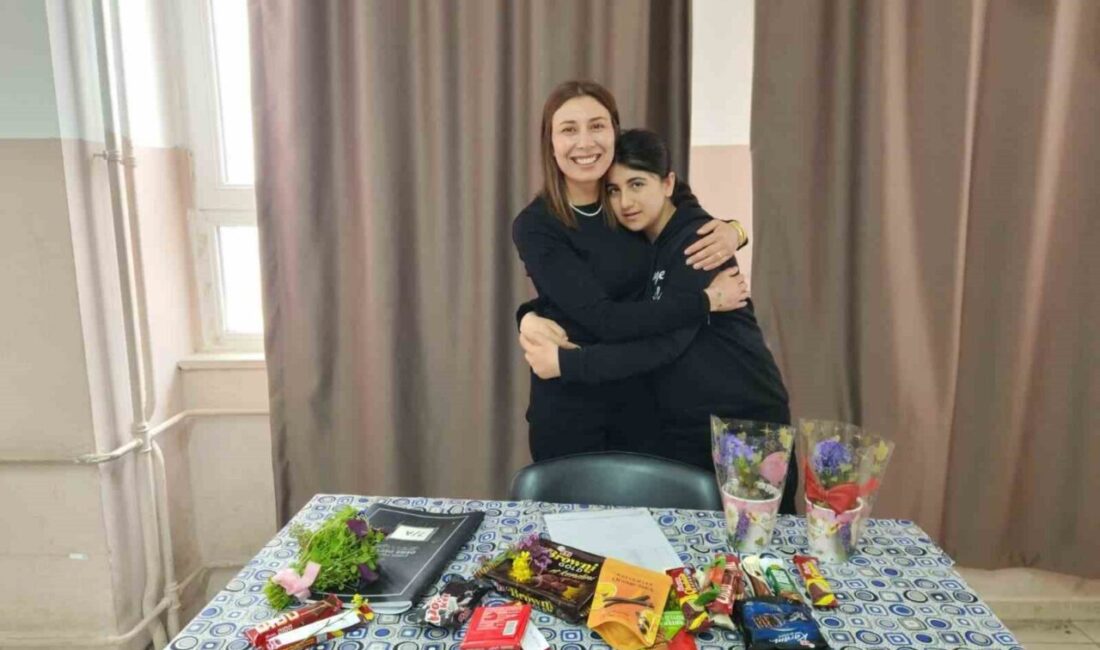 Elazığ’ın Sivrice ilçesinde düzenlenen etkinlik, öğretmenleri duygulandırdı ve eğitim camiasında