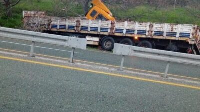 Elazığ’da bir tır, sürücüsünün kontrolünü kaybetmesi sonucu yoldan çıktı ve