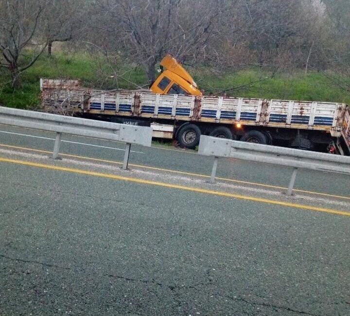 Elazığ’da bir tır, sürücüsünün kontrolünü kaybetmesi sonucu yoldan çıktı ve