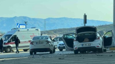 Elazığ-Pertek karayolunda meydana gelen trafik kazasında, iki aracın çarpışması sonucunda