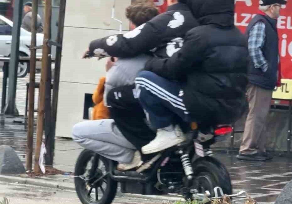 Gençler, Karabük’te Albay Karaoğlanoğlu Caddesi’nde tehlikeli bir yolculuk yaparken cep