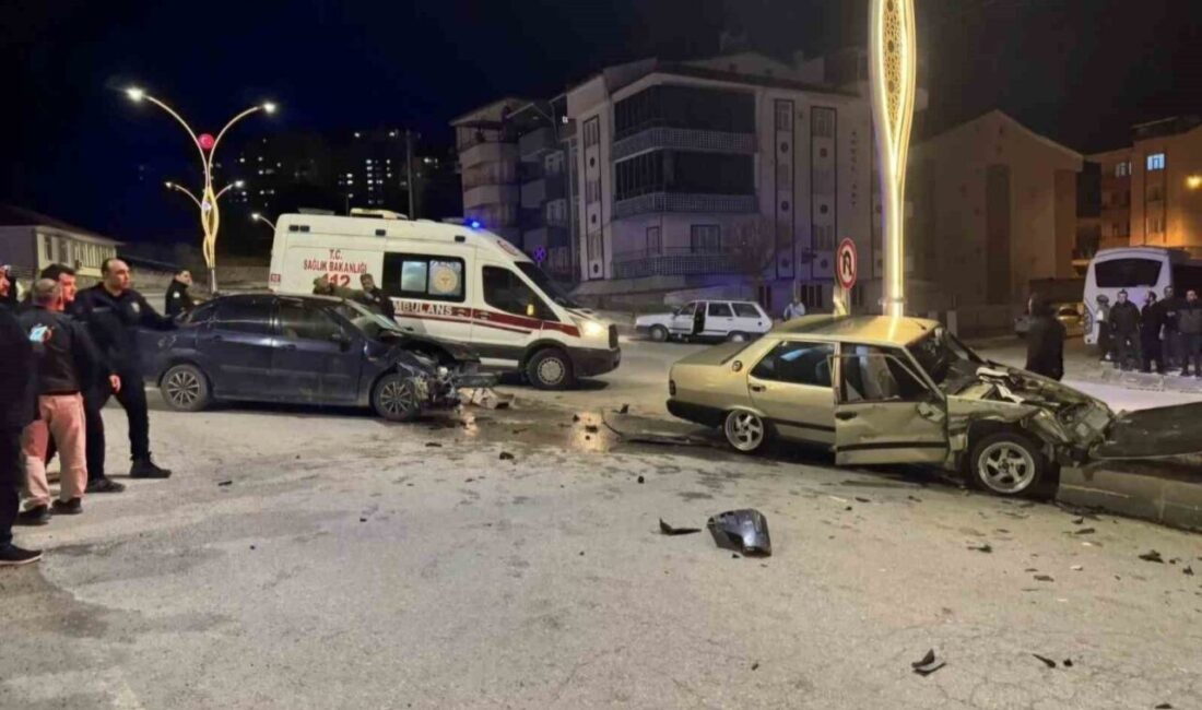 Emet ilçesinde meydana gelen trafik kazasında, iki aracın çarpışması sonucu