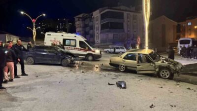 Emet ilçesinde meydana gelen trafik kazasında, iki aracın çarpışması sonucu
