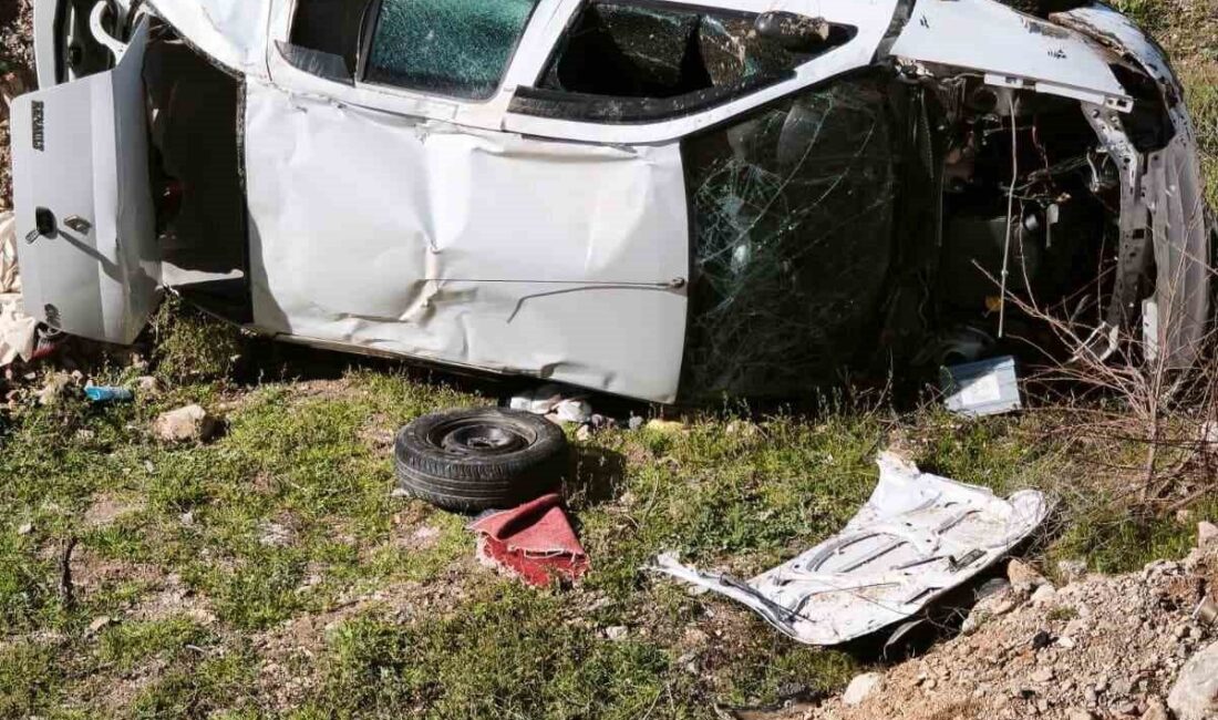 Denizli’de, emniyet şeridinde park halindeki bir kamyonete çarpan otomobil, boş