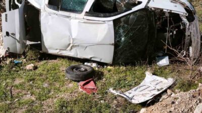 Denizli’de, emniyet şeridinde park halindeki bir kamyonete çarpan otomobil, boş