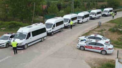 Erbaa ilçesinde, öğrenci güvenliğini sağlamak amacıyla okul servislerine yönelik denetimler