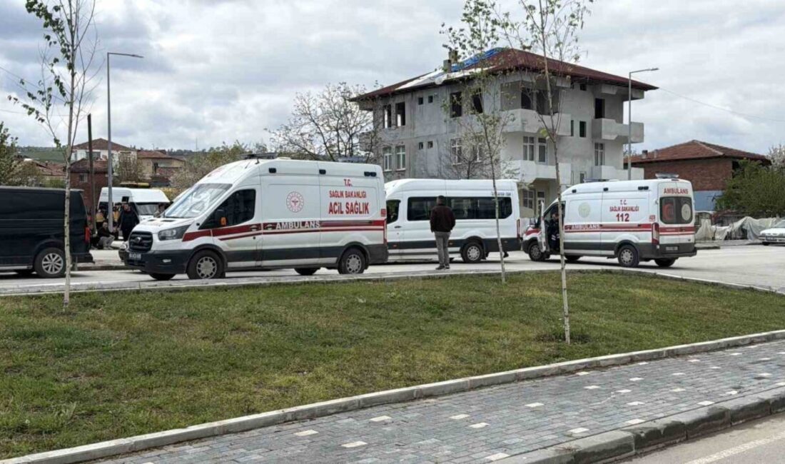 Erbaa ilçesinde meydana gelen trafik kazasında, öğrenci servisi ile otomobil