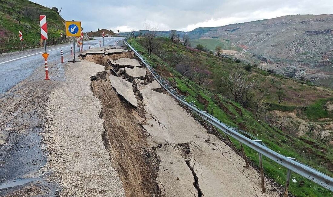 Siirt’te şiddetli yağışların ardından Eruh kara yolunda bir heyelan meydana