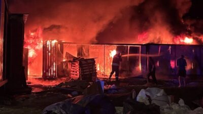 Erzincan’da bir inşaat şantiyesinde meydana gelen yangın, işçilerin kaldığı konteynerlerde