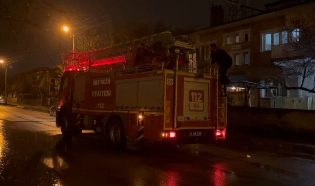 Erzincan’da, Cumhuriyet Mahallesi’nde bulunan bir binanın ikinci katında mahsur kalan