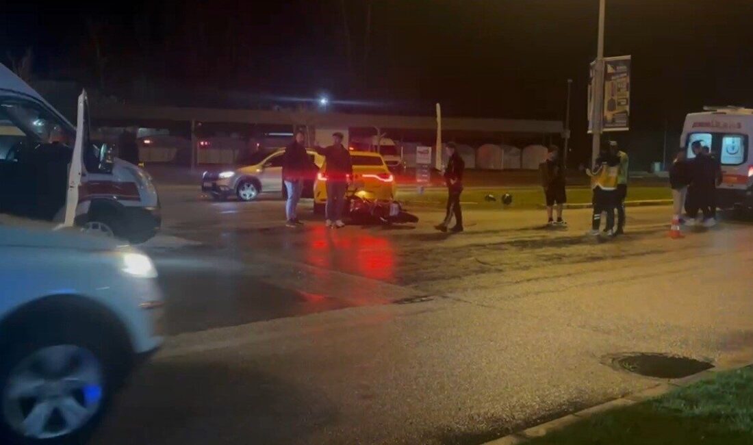 Erzincan’da meydana gelen trafik kazasında bir motosikletle ticari taksi çarpıştı,