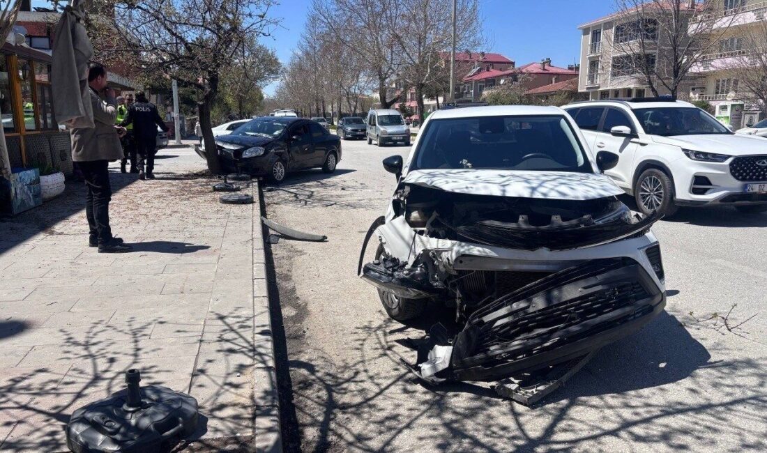 Erzincan’da meydana gelen trafik kazasında 3’ü çocuk 6 kişi yaralandı.