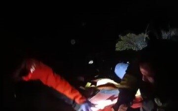 Erzincan’da bir İranlı, uçuruma düştükten sonra ekipler tarafından kurtarılarak hastaneye