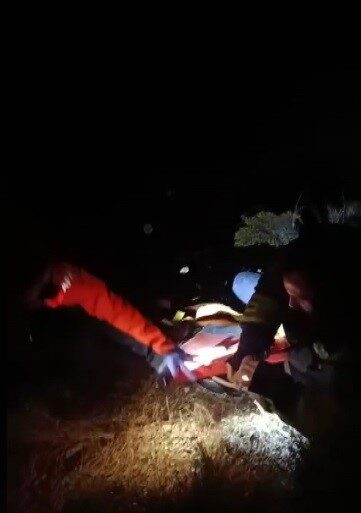 Erzincan’da bir İranlı, uçuruma düştükten sonra ekipler tarafından kurtarılarak hastaneye