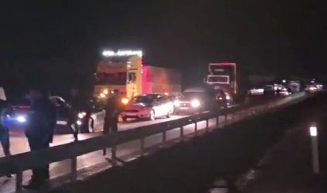 Erzurum’da buzlanma sebebiyle yaşanan zincirleme kazada jandarma aracının da karıştığı