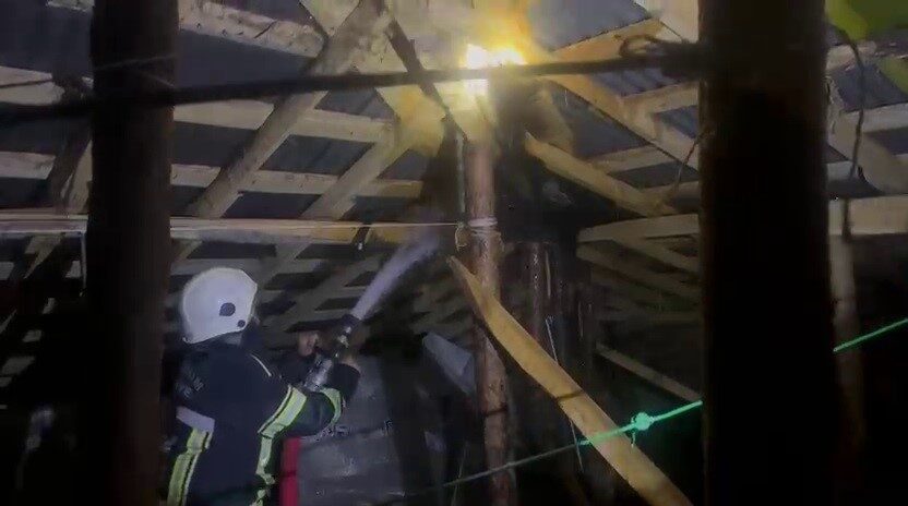 Erzurum’un Karayazı ilçesinde, şiddetli rüzgarın etkisiyle çıkan evdeki yangın, büyük