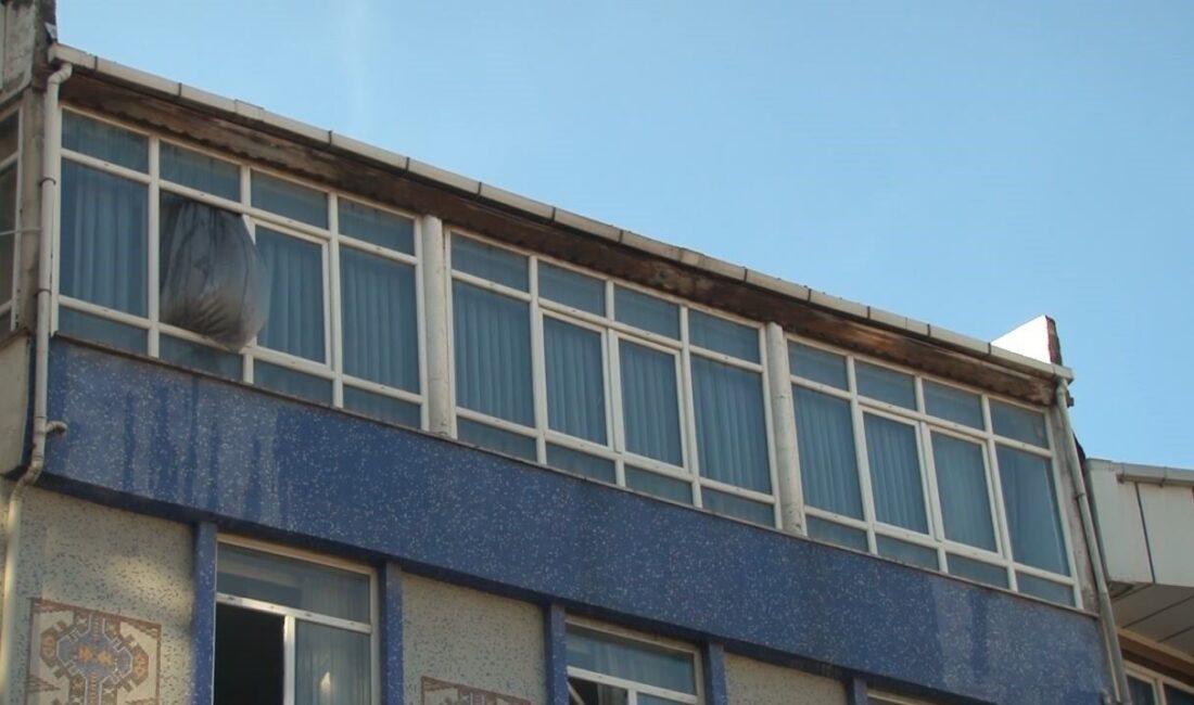 Esenyurt’ta bir binanın çatı katında başlayan yangın, çevredeki diğer binalara