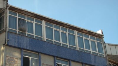 Esenyurt’ta bir binanın çatı katında başlayan yangın, çevredeki diğer binalara