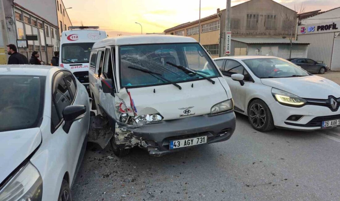 Eskişehir’de meydana gelen trafik kazasında, bir minibüs ile bir otomobil