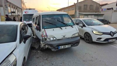 Eskişehir’de meydana gelen trafik kazasında, bir minibüs ile bir otomobil