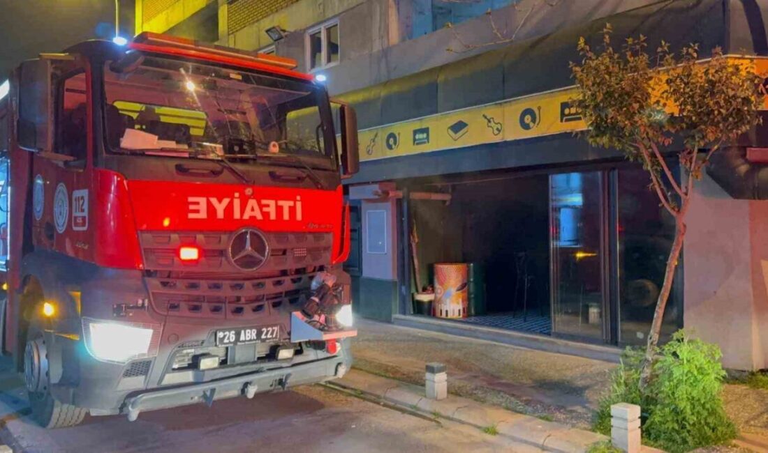 Eskişehir’deki bir eğlence mekanında meydana gelen yangın sırasında müşteriler, kendilerini
