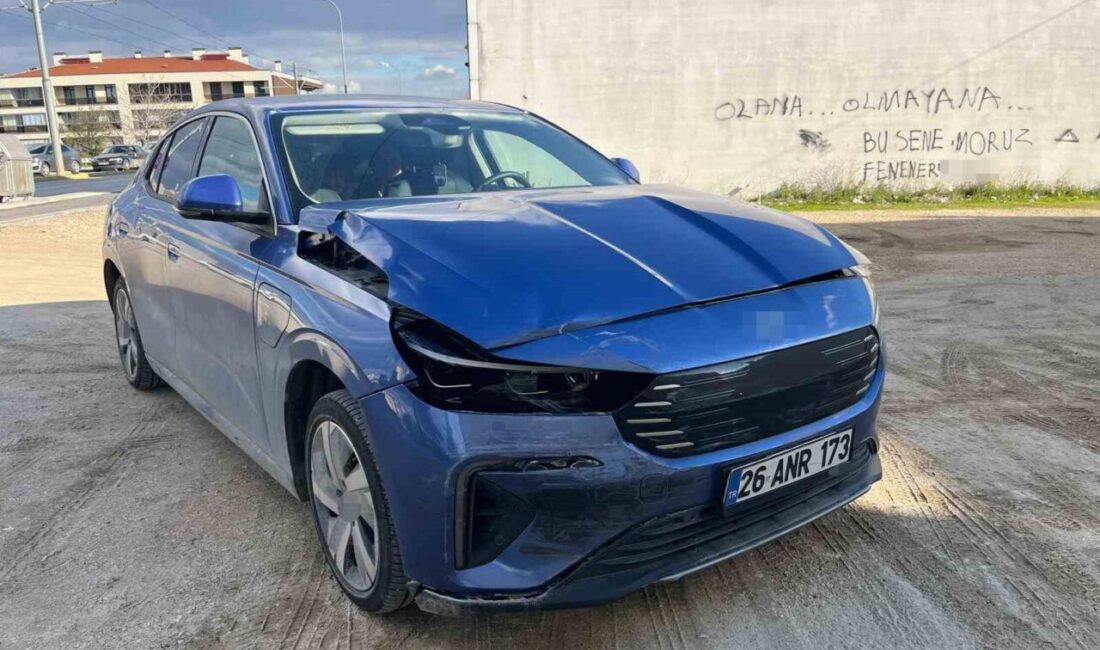 Eskişehir’de yaşanan trafik kazasında iki aracın çarpışması sonucu 2 çocuk