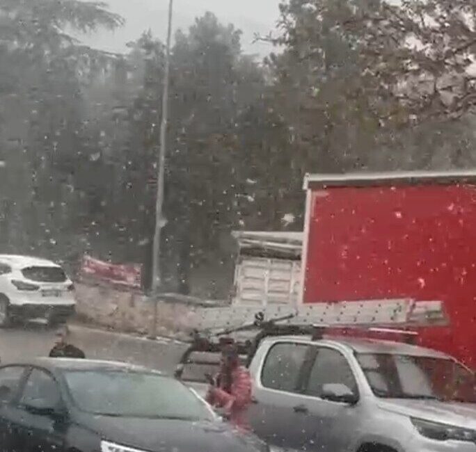 Eskişehir’in bazı ilçelerinde ve yüksek kesimlerinde kar yağışı etkisini gösterdi.