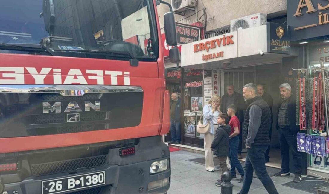 Eskişehir’de bir iş hanından yükselen dumanlar, çevredekileri endişelendirerek itfaiye ekiplerine