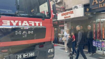 Eskişehir’de bir iş hanından yükselen dumanlar, çevredekileri endişelendirerek itfaiye ekiplerine