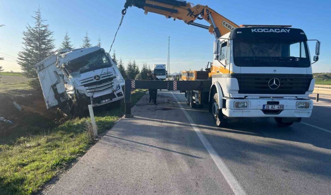 Afyonkarahisar ilinde bir tırın kontrolden çıkarak şarampole devrilmesi sonucu meydana