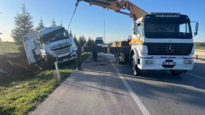 Afyonkarahisar ilinde bir tırın kontrolden çıkarak şarampole devrilmesi sonucu meydana