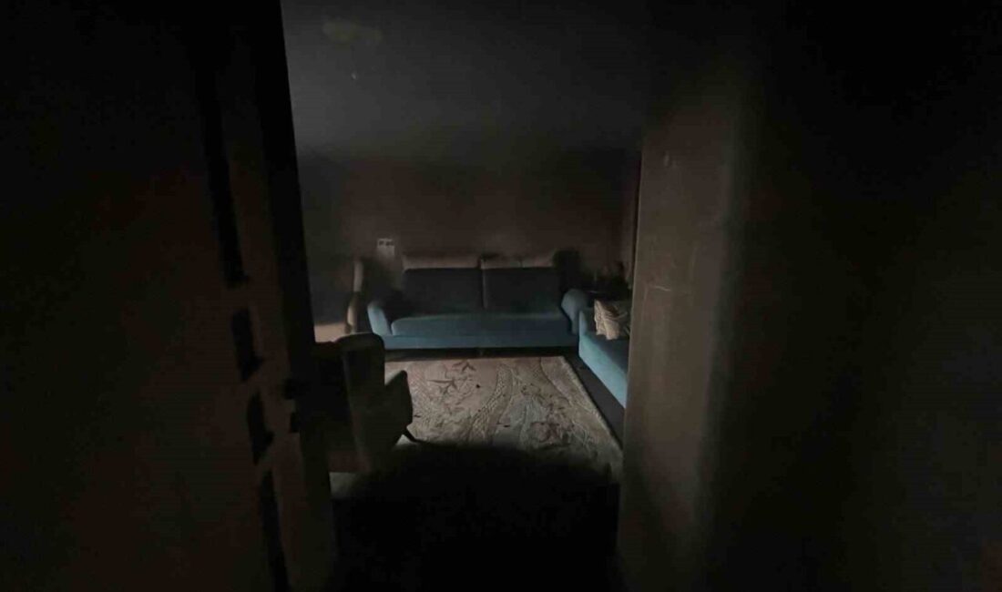 Manisa’nın Turgutlu ilçesinde bir kişi, kendi evini ateşe vererek kaçtı