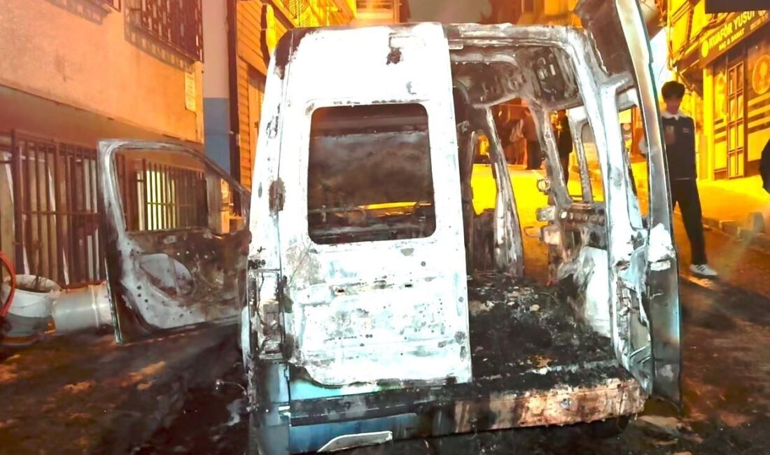 Fatih ilçesinde bir otomobilde meydana gelen yangın, itfaiye ekiplerinin müdahalesiyle
