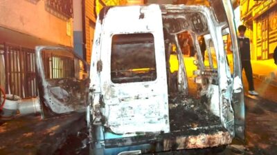 Fatih ilçesinde bir otomobilde meydana gelen yangın, itfaiye ekiplerinin müdahalesiyle