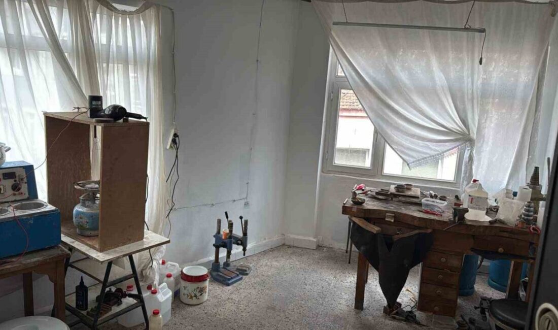 Fatih ilçesinde bir iş hanında kurulan atölyede pirinç kullanılarak üretilen