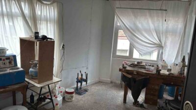 Fatih ilçesinde bir iş hanında kurulan atölyede pirinç kullanılarak üretilen