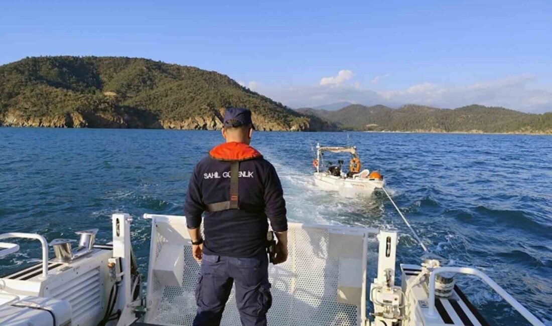 Muğla’nın Fethiye ilçesi açıklarında, içinde bir kişi bulunan fiber teknenin