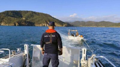 Muğla’nın Fethiye ilçesi açıklarında, içinde bir kişi bulunan fiber teknenin