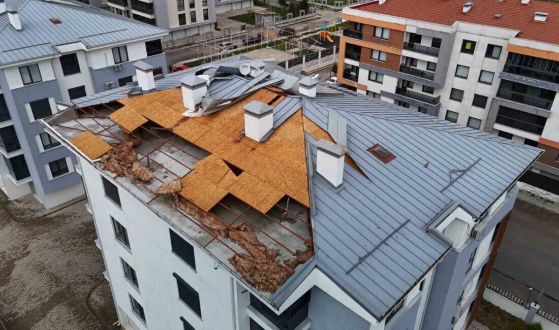 Eskişehir’de meydana gelen fırtına nedeniyle 4 katlı bir binanın çatısı