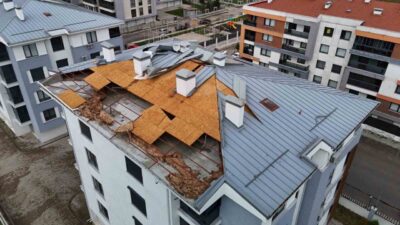 Eskişehir’de meydana gelen fırtına nedeniyle 4 katlı bir binanın çatısı