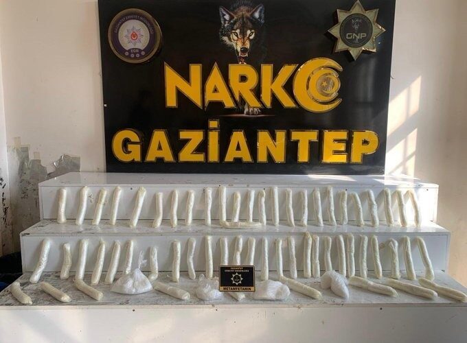Gaziantep’te gerçekleştirilen bir operasyonda, şüpheli bir araçta 10 kilo 900