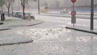 Gaziantep’te, bugün öğleden sonra meydana gelen ceviz büyüklüğündeki dolu yağışı