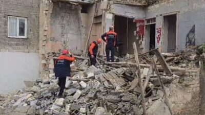 Gaziantep’in Nizip ilçesinde, şiddetli yağışlar sonrasında bir kerpiç binanın çökmesi