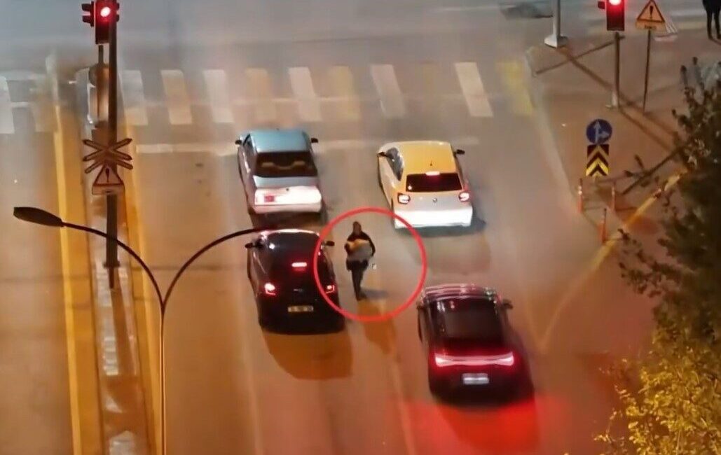 Gaziantep’te trafikte tehlike oluşturarak sürücüleri rahatsız eden ve kavşaklarda dilencilik